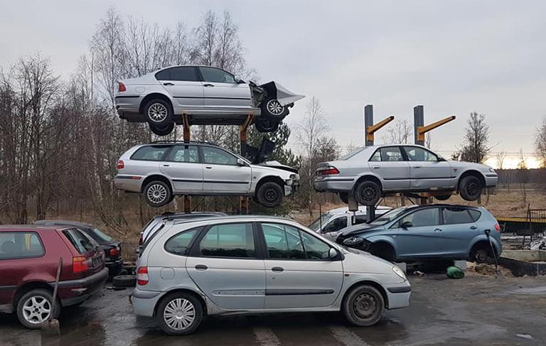 samochody na złomowisku